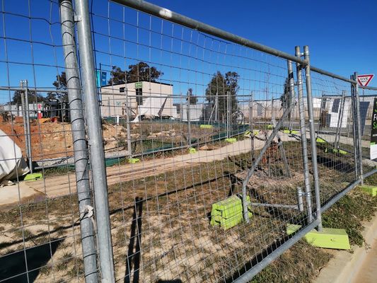 Yüksek 1.8m Geçici Güvenlik Çiti Dış Mekan 60 * 60mm Mesh