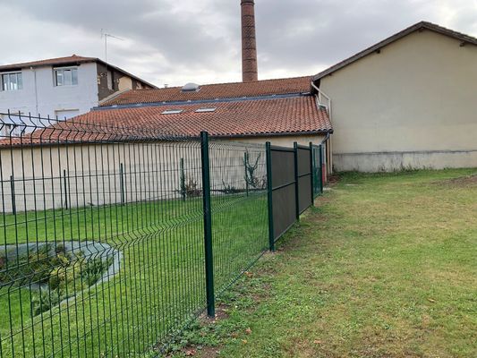 Ticari Güvenlik 3D V Şekilli Tel Ağı Çitlik Toz Kaplama