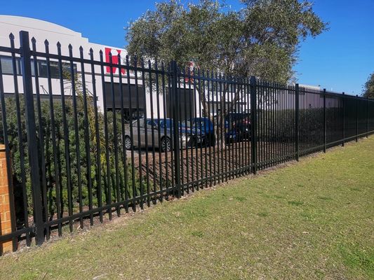 Fabrika Tedarikleri 5FT Siyah Demir Kağıt Çit 3 Raylı Tubular Çit Panel Yığmak Kolay Yüzme Havuzu için