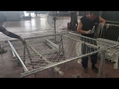 Zincir bağlantı çiti çerçeveye bağlanıyor