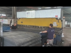 V örgü çit makine tarafından bükülüyor